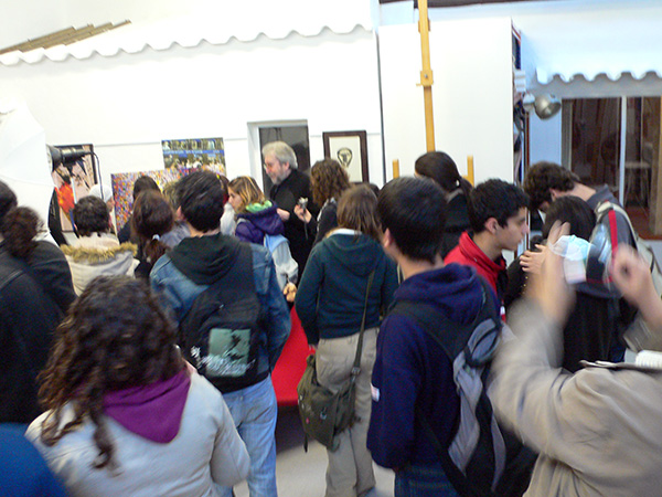 Antoni Miró amb un grup d'estudiants a Sopalmo